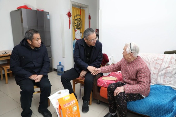 彩票
党委春节前走访慰问建国前老党员